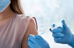 mniejszy_bigstock-Male-Doctor-Holding-Syringe-Ma-395946635-620x500o